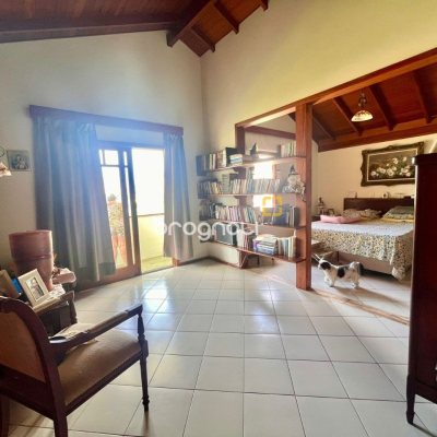 Casa com 222m², 5 quartos (sendo 2 suítes), 4 garagens, no bairro Campeche em Florianópolis