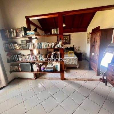 Casa com 222m², 5 quartos (sendo 2 suítes), 4 garagens, no bairro Campeche em Florianópolis