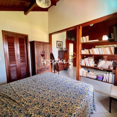 Casa com 222m², 5 quartos (sendo 2 suítes), 4 garagens, no bairro Campeche em Florianópolis