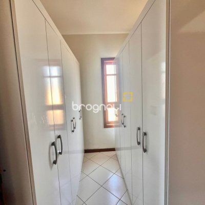 Casa com 222m², 5 quartos (sendo 2 suítes), 4 garagens, no bairro Campeche em Florianópolis
