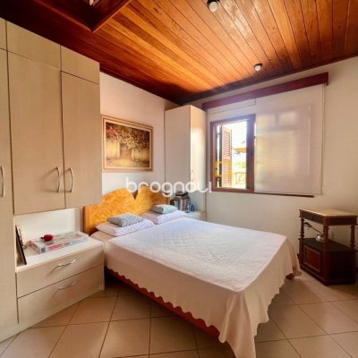 Casa com 222m², 5 quartos (sendo 2 suítes), 4 garagens, no bairro Campeche em Florianópolis