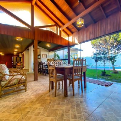 Casa com 222m², 5 quartos (sendo 2 suítes), 4 garagens, no bairro Campeche em Florianópolis
