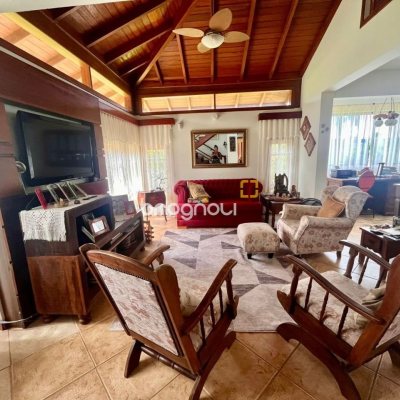 Casa com 222m², 5 quartos (sendo 2 suítes), 4 garagens, no bairro Campeche em Florianópolis