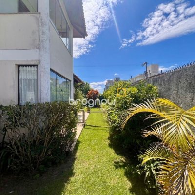Casa com 222m², 5 quartos (sendo 2 suítes), 4 garagens, no bairro Campeche em Florianópolis
