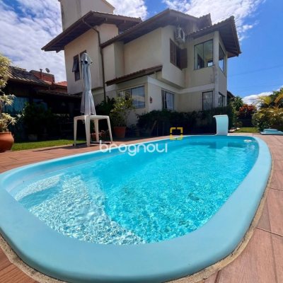 Casa com 222m², 5 quartos (sendo 2 suítes), 4 garagens, no bairro Campeche em Florianópolis