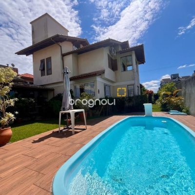 Casa com 222m², 5 quartos (sendo 2 suítes), 4 garagens, no bairro Campeche em Florianópolis