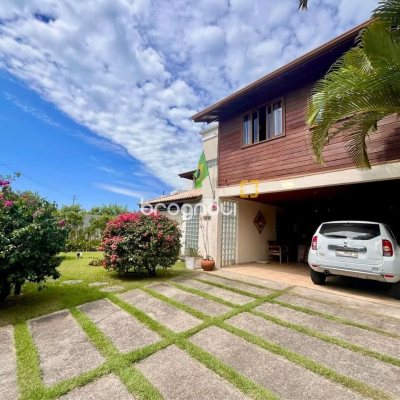 Casa com 222m², 5 quartos (sendo 2 suítes), 4 garagens, no bairro Campeche em Florianópolis