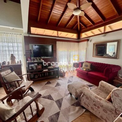 Casa com 222m², 5 quartos (sendo 2 suítes), 4 garagens, no bairro Campeche em Florianópolis