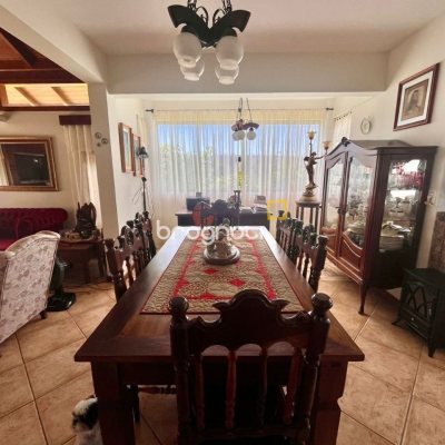 Casa com 222m², 5 quartos (sendo 2 suítes), 4 garagens, no bairro Campeche em Florianópolis