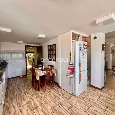 Casa com 222m², 5 quartos (sendo 2 suítes), 4 garagens, no bairro Campeche em Florianópolis