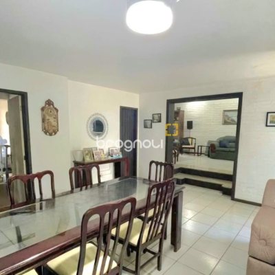 Casa com 250m², 5 quartos (sendo 1 suíte), 4 garagens, no bairro Carvoeira em Florianópolis