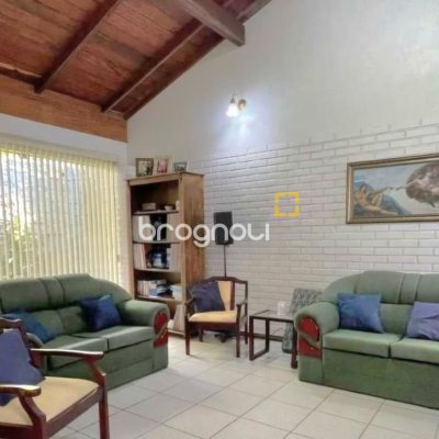 Casa com 250m², 5 quartos (sendo 1 suíte), 4 garagens, no bairro Carvoeira em Florianópolis