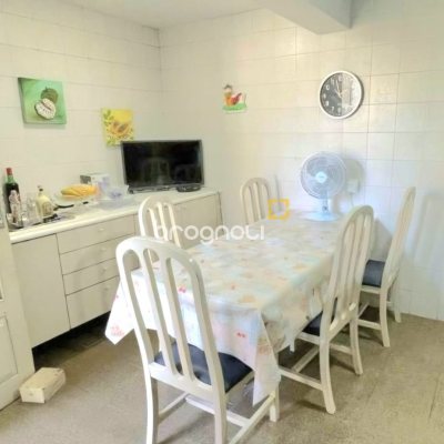 Casa com 250m², 5 quartos (sendo 1 suíte), 4 garagens, no bairro Carvoeira em Florianópolis