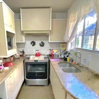 Casa com 250m², 5 quartos (sendo 1 suíte), 4 garagens, no bairro Carvoeira em Florianópolis