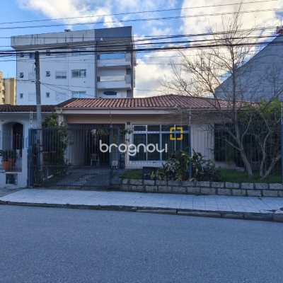 Casa com 145m², 3 quartos (sendo 1 suíte), 2 garagens, no bairro Trindade em Florianópolis