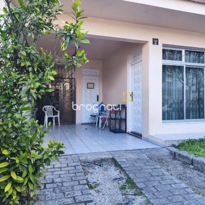 Casa com 145m², 3 quartos (sendo 1 suíte), 2 garagens, no bairro Trindade em Florianópolis