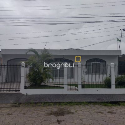 Casa com 140m², 3 quartos (sendo 1 suíte), 3 garagens, no bairro Trindade em Florianópolis