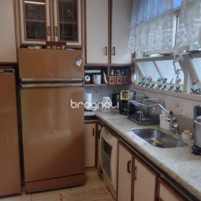 Casa com 140m², 3 quartos (sendo 1 suíte), 3 garagens, no bairro Trindade em Florianópolis