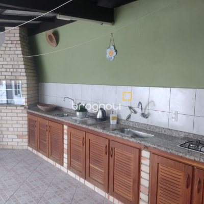 Casa com 140m², 3 quartos (sendo 1 suíte), 3 garagens, no bairro Trindade em Florianópolis
