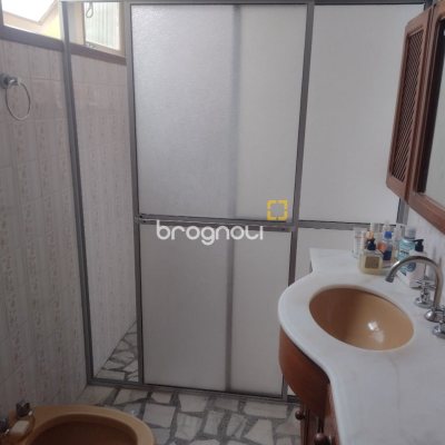 Casa com 140m², 3 quartos (sendo 1 suíte), 3 garagens, no bairro Trindade em Florianópolis