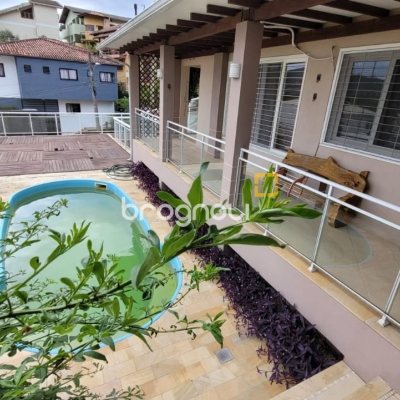 Casa com 110m², 3 quartos, 2 garagens, no bairro Saco dos Limões em Florianópolis