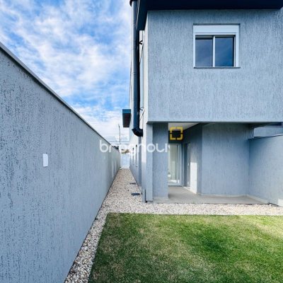 Casa com 170m², 3 quartos (sendo 1 suíte), 2 garagens, no bairro Campeche em Florianópolis