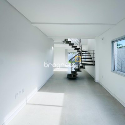 Casa com 170m², 3 quartos (sendo 1 suíte), 2 garagens, no bairro Campeche em Florianópolis