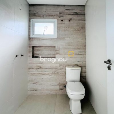 Casa com 170m², 3 quartos (sendo 1 suíte), 2 garagens, no bairro Campeche em Florianópolis