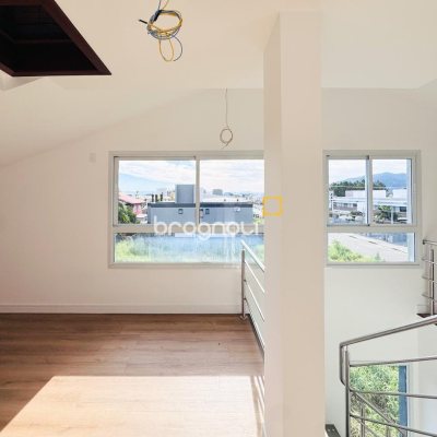 Casa com 170m², 3 quartos (sendo 1 suíte), 2 garagens, no bairro Campeche em Florianópolis
