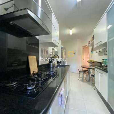 Apartamento com 128m², 3 quartos (sendo 3 suítes), 2 garagens, no bairro Jurerê Internacional em Florianópolis