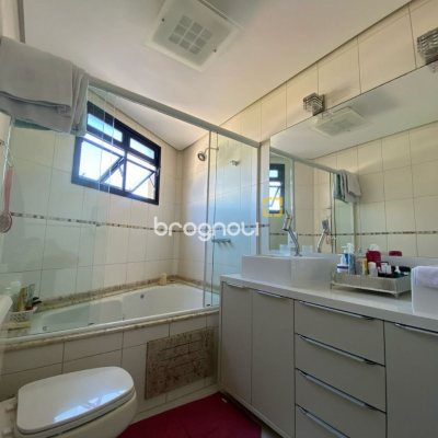 Apartamento com 128m², 3 quartos (sendo 3 suítes), 2 garagens, no bairro Jurerê Internacional em Florianópolis