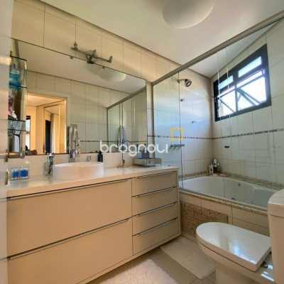 Apartamento com 128m², 3 quartos (sendo 3 suítes), 2 garagens, no bairro Jurerê Internacional em Florianópolis