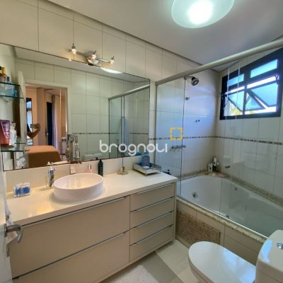 Apartamento com 128m², 3 quartos (sendo 3 suítes), 2 garagens, no bairro Jurerê Internacional em Florianópolis