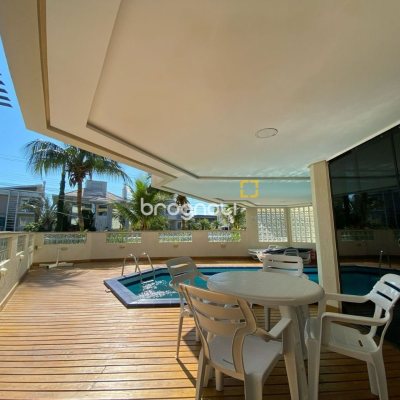 Apartamento com 128m², 3 quartos (sendo 3 suítes), 2 garagens, no bairro Jurerê Internacional em Florianópolis