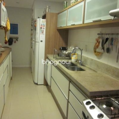 Apartamento com 115m², 3 quartos (sendo 3 suítes), 2 garagens, no bairro Jurerê Internacional em Florianópolis