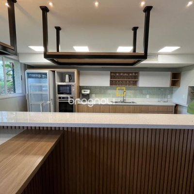 Cobertura com 209m², 4 quartos (sendo 4 suítes), 3 garagens, no bairro Cachoeira do Bom Jesus em Florianópolis