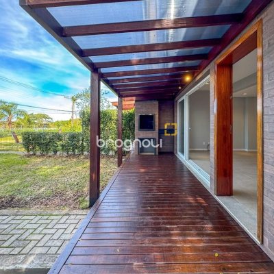 Casa com 157m², 3 quartos (sendo 1 suíte), 2 garagens, no bairro Rio Tavares Central em Florianópolis