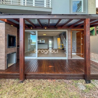 Casa com 157m², 3 quartos (sendo 1 suíte), 2 garagens, no bairro Rio Tavares Central em Florianópolis