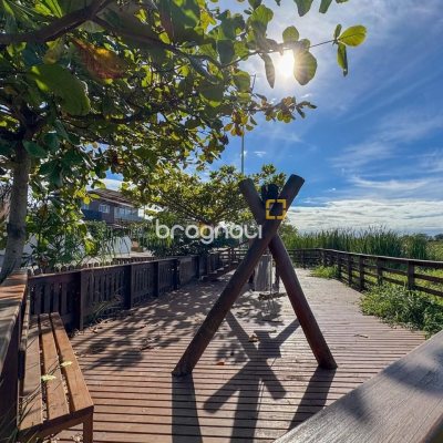 Casa com 157m², 3 quartos (sendo 1 suíte), 2 garagens, no bairro Rio Tavares Central em Florianópolis