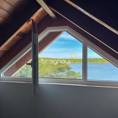 Casa com 157m², 3 quartos (sendo 1 suíte), 2 garagens, no bairro Rio Tavares Central em Florianópolis
