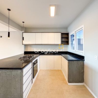 Casa com 157m², 3 quartos (sendo 1 suíte), 2 garagens, no bairro Rio Tavares Central em Florianópolis