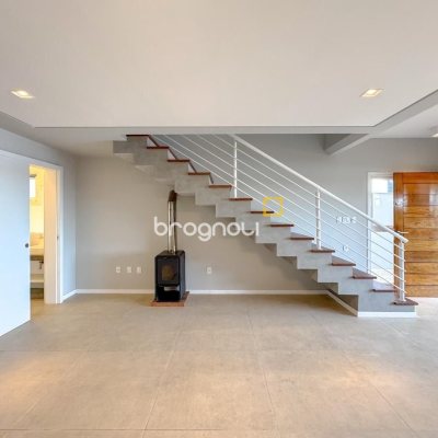 Casa com 157m², 3 quartos (sendo 1 suíte), 2 garagens, no bairro Rio Tavares Central em Florianópolis