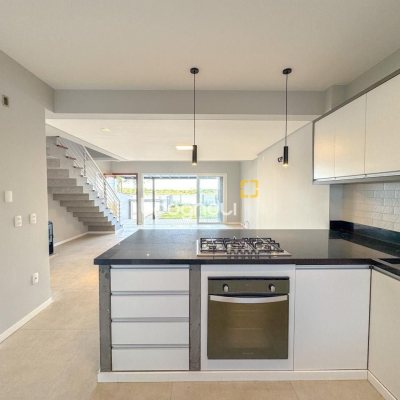 Casa com 157m², 3 quartos (sendo 1 suíte), 2 garagens, no bairro Rio Tavares Central em Florianópolis