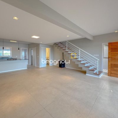 Casa com 157m², 3 quartos (sendo 1 suíte), 2 garagens, no bairro Rio Tavares Central em Florianópolis