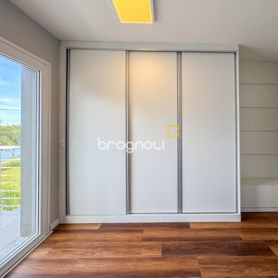 Casa com 157m², 3 quartos (sendo 1 suíte), 2 garagens, no bairro Rio Tavares Central em Florianópolis