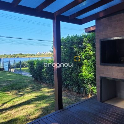 Casa com 157m², 3 quartos (sendo 1 suíte), 2 garagens, no bairro Rio Tavares Central em Florianópolis