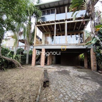 Casa com 270m², 2 quartos (sendo 1 suíte), 2 garagens, no bairro Lagoa da Conceição em Florianópolis