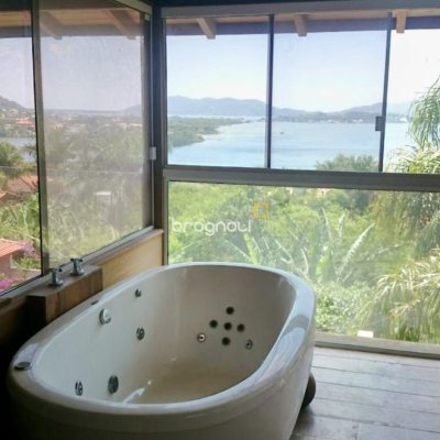 Casa com 270m², 2 quartos (sendo 1 suíte), 2 garagens, no bairro Lagoa da Conceição em Florianópolis