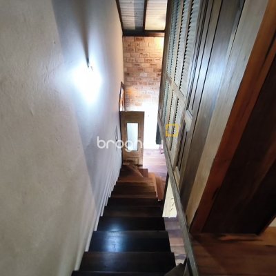 Casa com 270m², 2 quartos (sendo 1 suíte), 2 garagens, no bairro Lagoa da Conceição em Florianópolis