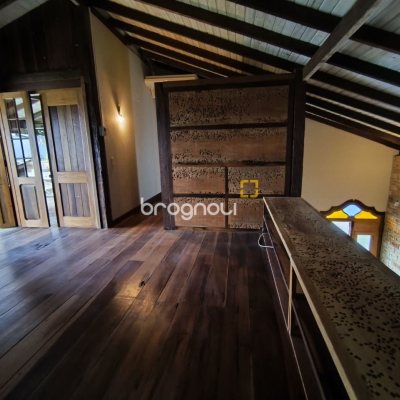 Casa com 270m², 2 quartos (sendo 1 suíte), 2 garagens, no bairro Lagoa da Conceição em Florianópolis